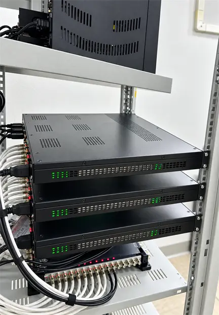 Rack-mounted equipment with organised cabling